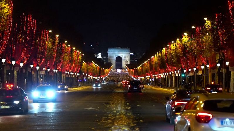 Pařížská Champs-Elysées se v rámci předvánoční výzdoby rozsvítila do červené
